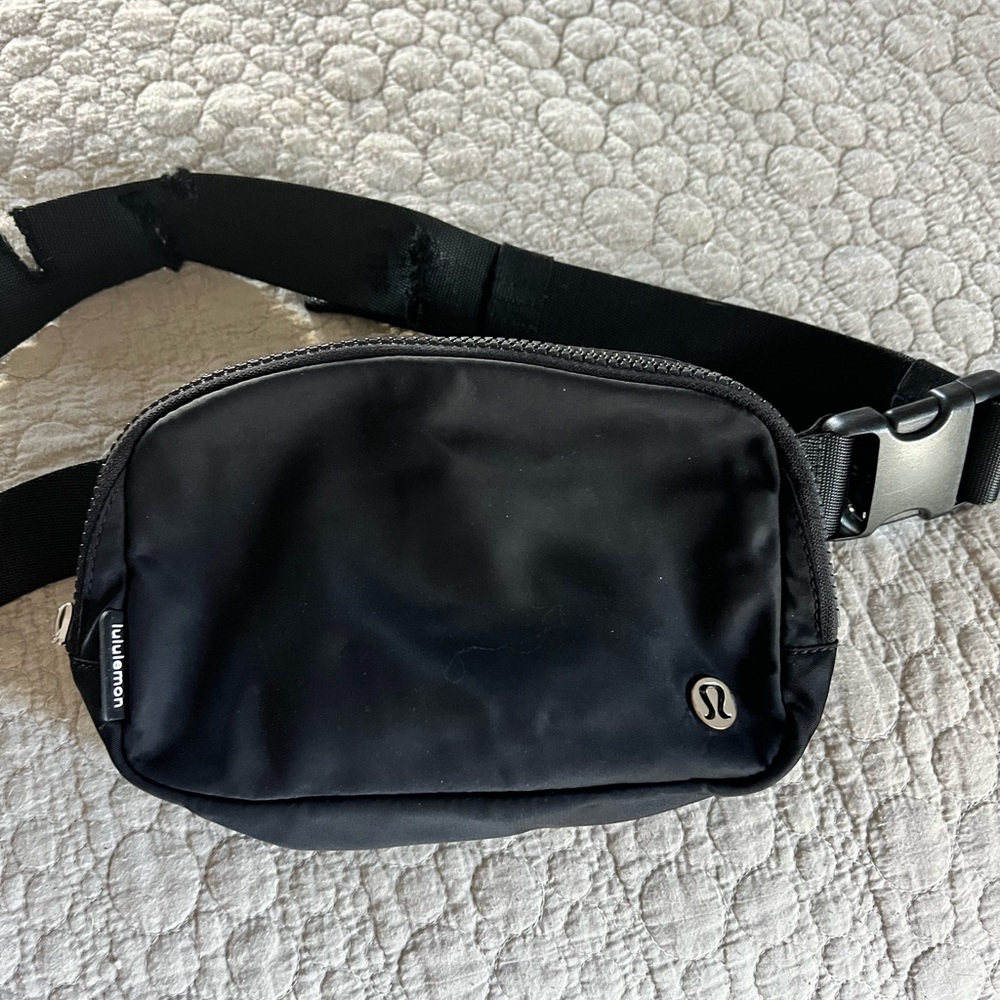 lululemon athletica Black Belt Bag (damaged strap)